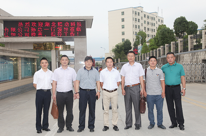 g精功科技(jì)采購中心經(jīng)理張國(左二(èr)) 佳恒公司總(zong)經理楊永明(míng)(左三) 精功科(kē)技總經理孫(sun)利民(左四) 精(jīng)功科技常