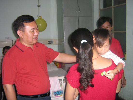 看望困難(nan)職工子女