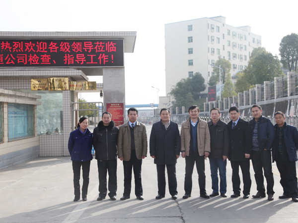 1中聯重(zhong)科品質(zhì)管理部(bù)部長、評(píng)審組組(zǔ)長張鑫(xin)(左三)、佳(jia)恒公司(si)總經理(li)楊永明(míng)(左四)、中(zhong)聯重科(ke)總經理(lǐ)劉贛榮(róng)(左五)、中(zhōng)聯重科(ke)生